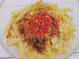 13、川味儿狼牙土豆,把佐料都倒入碗里（口味根据个人喜好调整）