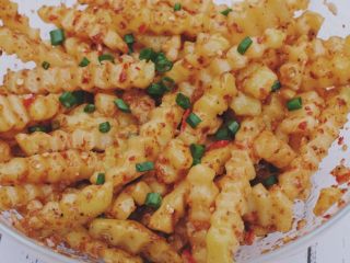 14、川味儿狼牙土豆,搅拌均匀后撒上葱花～完成