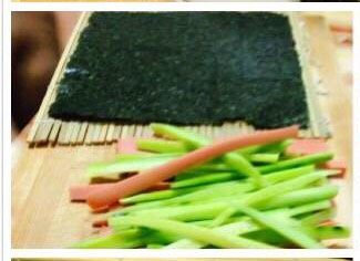 1、紫菜包饭,准备好所需材料