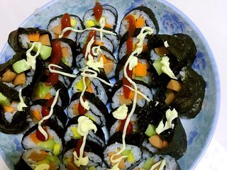 3、紫菜包饭,最后挤点沙拉 番茄酱