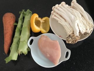1、海鲜菇鸡肉炒杂蔬,材料准备⬆️