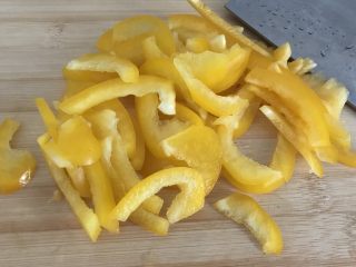 2、海鲜菇鸡肉炒杂蔬,黄椒洗干净切片