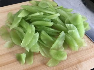 3、海鲜菇鸡肉炒杂蔬,莴笋去皮洗净切片