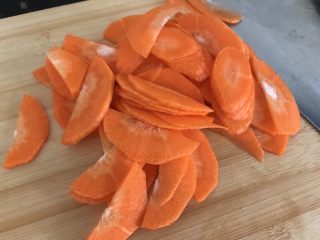 4、海鲜菇鸡肉炒杂蔬,红萝卜去皮切片