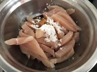 6、海鲜菇鸡肉炒杂蔬,肉丝里加入一勺蚝油半勺鲍鱼汁，一匙料酒，一匙玉米淀粉，少许胡椒粉，搅拌均匀腌制十分钟