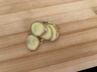 7、海鲜菇鸡肉炒杂蔬,姜切片