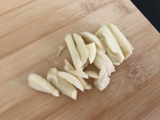 8、海鲜菇鸡肉炒杂蔬,蒜切碎