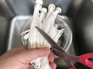 9、海鲜菇鸡肉炒杂蔬,海鲜菇剪去根部，洗干净