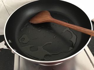 12、海鲜菇鸡肉炒杂蔬,热锅放点油