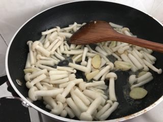 15、海鲜菇鸡肉炒杂蔬,然后倒入海鲜菇