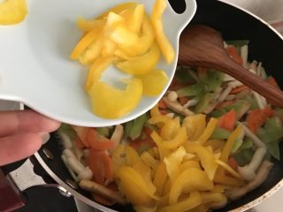 17、海鲜菇鸡肉炒杂蔬,加入黄椒后，再加入少许盐翻炒均匀
