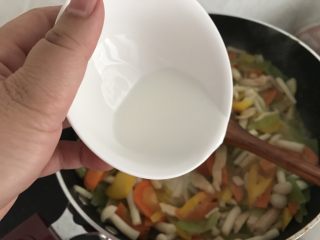 18、海鲜菇鸡肉炒杂蔬,最后加入少许玉米淀粉水炒均匀便可出锅