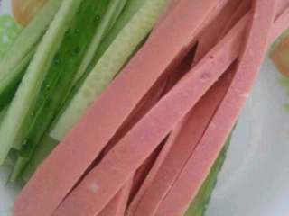 1、自制简单版寿司,准备好的青瓜切成长条，火腿肠以切成长条。