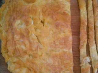 2、自制简单版寿司,这是我之前做好的鸡蛋饼（把鸡蛋和面粉搅拌均匀煎成薄饼就可以了），鸡蛋饼以切成长条。