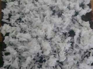 3、自制简单版寿司,拿一块海苔铺好，把米饭铺在海苔上。