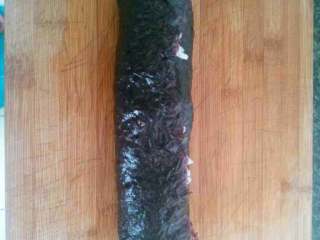 5、自制简单版寿司,然后在卷起来，切成小段就可以了。