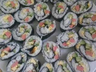 7、自制简单版寿司,想吃多少就卷多少，好了我的弄好了开始吃了。