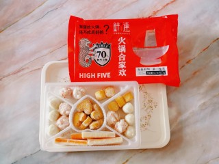 2、鲜味减脂火锅,鲜逢火锅合家欢内有5种食材:鱼丸、龙虾味球、鱼柱、蟹味棒和爱心鱼豆腐，海鱼鲜制鲜味十足。