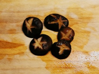 3、鲜味减脂火锅,干香菇提前泡发，切花刀。