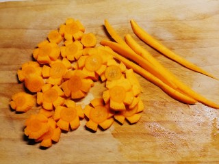 4、鲜味减脂火锅,胡萝卜切片。