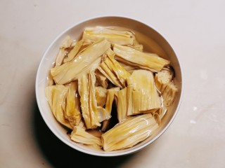 5、鲜味减脂火锅,腐竹提前泡发，切段。