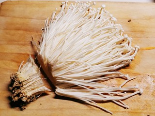 6、鲜味减脂火锅,金针菇去掉根部，清洗干净。