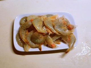 7、鲜味减脂火锅,去掉虾须和虾线。