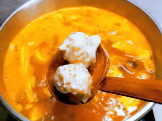 12、鲜味减脂火锅,依次放入龙虾味球。