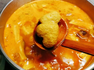 13、鲜味减脂火锅,放入鱼豆腐。