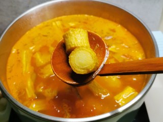 15、鲜味减脂火锅,放入鱼柱。