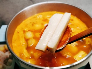 16、鲜味减脂火锅,放入蟹味棒。