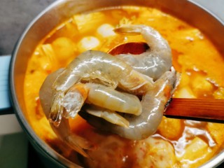 17、鲜味减脂火锅,放入虾、腐竹和胡萝卜片。