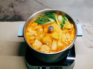 18、鲜味减脂火锅,最后放入叶菜和金针菇，加盐调味。