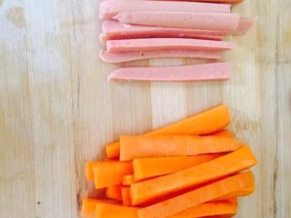 2、寿司,首先将胡萝卜和火腿切条，待用