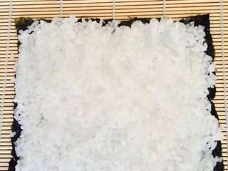3、寿司,铺好啦，稍微压一压，实在[偷笑]