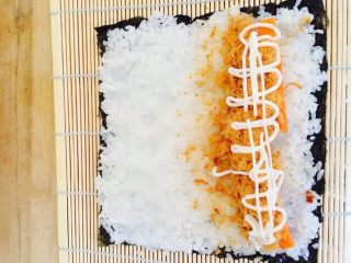 4、寿司,然后让萝卜两条，火腿两条，肉松铺上面，放点沙拉酱，准备卷啦[加油]