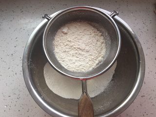 1、葱花鸡蛋饼,姜面粉过筛