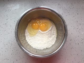 2、葱花鸡蛋饼,打入两个鸡蛋