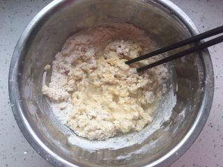 3、葱花鸡蛋饼,稍微搅拌几下