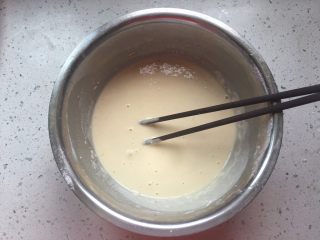 4、葱花鸡蛋饼,分次加入清水搅匀