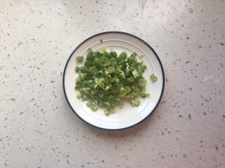 5、葱花鸡蛋饼,葱切成葱花