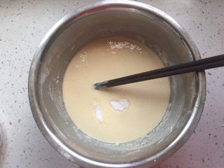 6、葱花鸡蛋饼,面糊中加入适量食盐