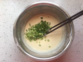 7、葱花鸡蛋饼,倒入切好的葱花