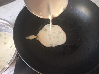 9、葱花鸡蛋饼,锅中油热以后倒入面糊