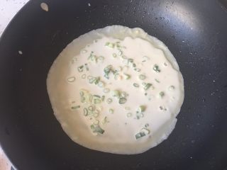 10、葱花鸡蛋饼,转动锅子，将面糊转匀