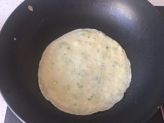 11、葱花鸡蛋饼,一面煎好以后翻面