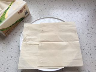 12、葱花鸡蛋饼,取一个盘子铺上可以吸油的纸巾