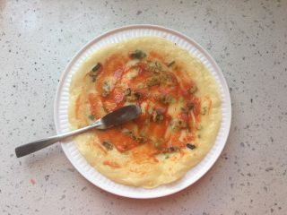 13、葱花鸡蛋饼,鸡蛋饼煎熟以后放入盘中，抹上喜欢的酱料