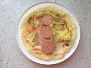 14、葱花鸡蛋饼,根据个人喜好放入生菜和火腿片