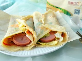 15、葱花鸡蛋饼,卷起来就可以享用了。快手又营养的葱花鸡蛋饼就做好了